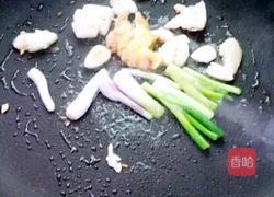 韭黄炒蚕蛹的做法图解2