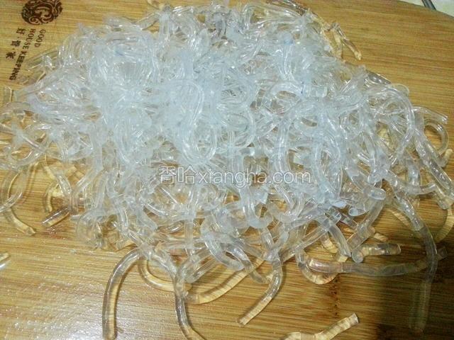 海蜇丝洗净沥干水分切小段