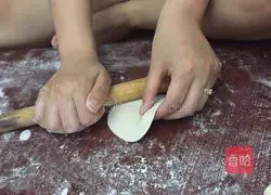 Illustration of how to make shrimp, leek and egg dumplings 2