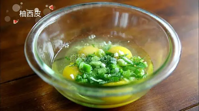 打四个鸡蛋，倒入葱，适量盐，搅拌