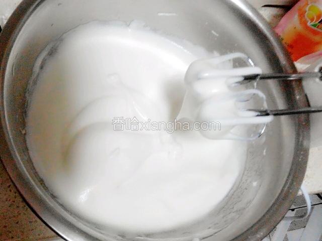 蛋清打发：蛋清中加入几滴柠檬汁(或白醋)，电动打蛋器低速打发至现鱼泡，白砂糖分3次加入，第1次中高速打发至体积增大一倍，第2次中高速打发至有明显纹路，第3次低速打发至湿性发泡有大弯沟状，如下图