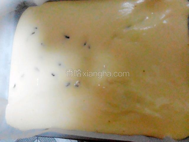 把蛋糕糊倒入铺有油纸的烤盘。