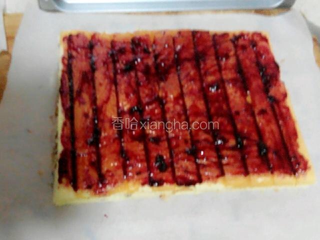 舀蓝莓酱适量在小碗中搅匀，然后均匀涂抹在蛋糕表面。