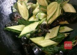 黄瓜木耳炒鸡蛋的做法图解3