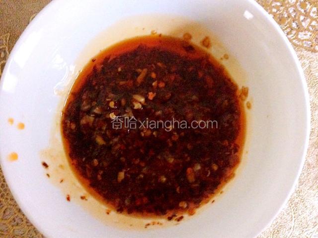 蒜泥碗中根据自己的口味加适量的盐、辣椒油、鸡精和酱油搅拌均匀。
