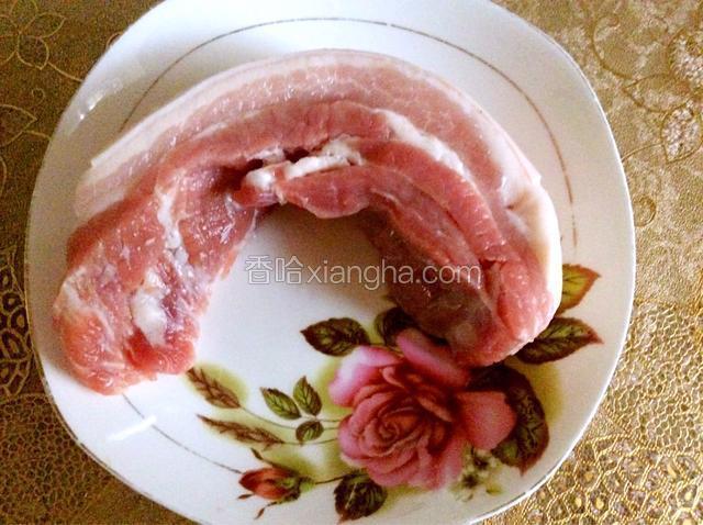 五花肉用凉水冲洗干净