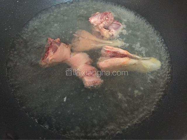 鸭头鸭脖子斩块，锅中倒入适量清水烧开后放入鸭头鸭脖焯掉血水