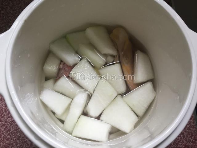加适量清水，没过食材即可