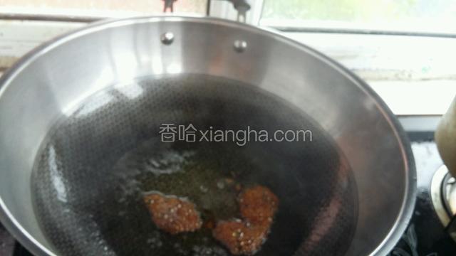 热锅凉油放白砂糖适量，小火。