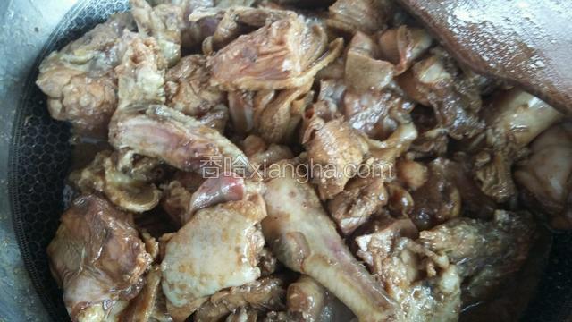 等糖全部起泡飘在油面，就可倒鸡肉。火开大，大火翻炒。