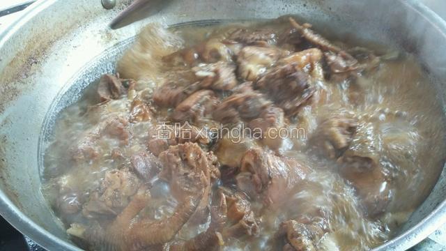 用铲子翻动，让鸡肉充分裹上糖色，均匀。放料酒倒老抽适量，生抽适量，放作料八角、桂皮、花椒、香叶等翻炒一分钟左右。掺开水，小火慢炖30分钟左右。