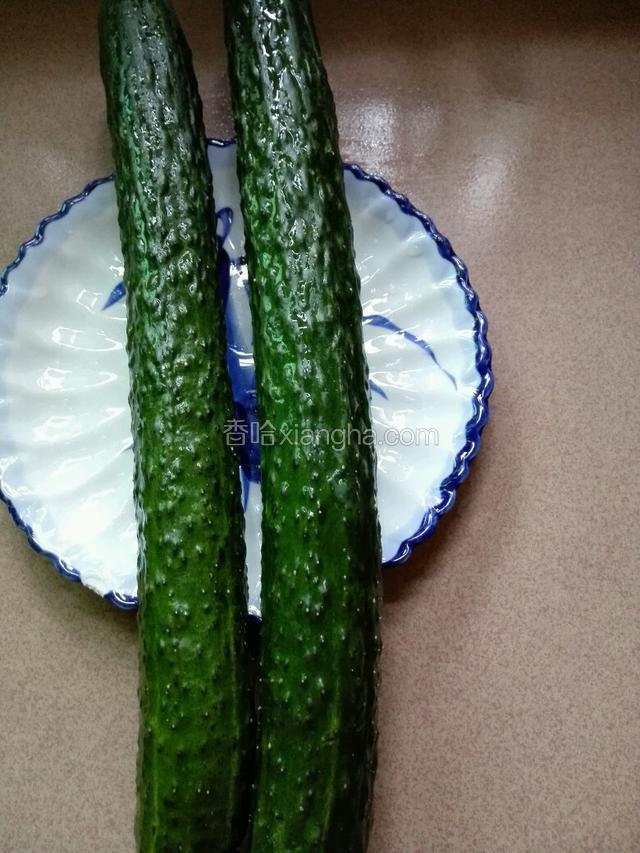 把两根黄瓜用盐水浸泡去除瓜身残留农药。