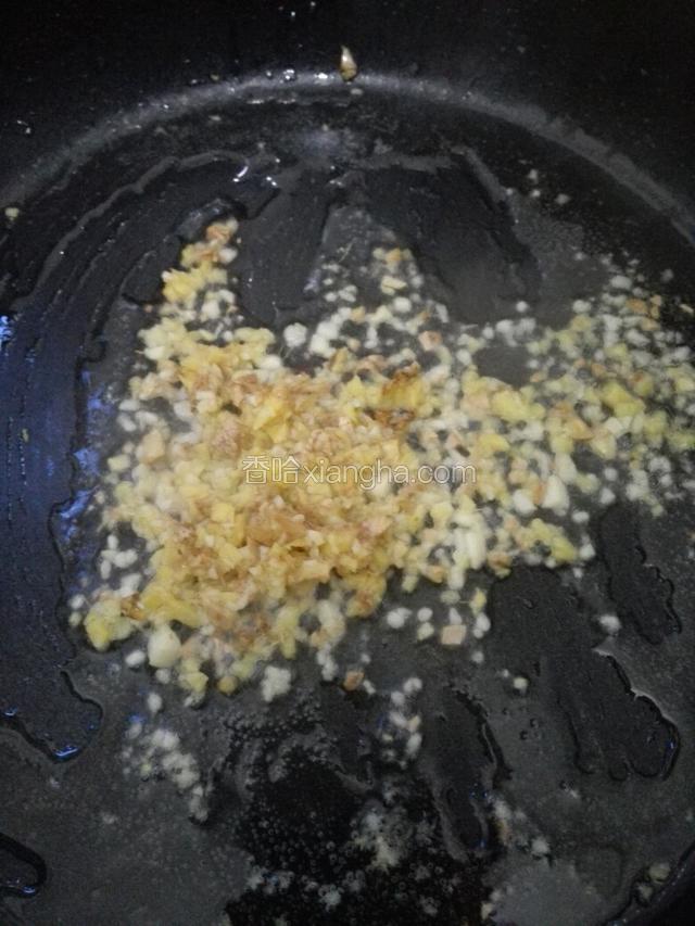 平底锅放适量花生油，把姜蒜蓉翻炒数秒。