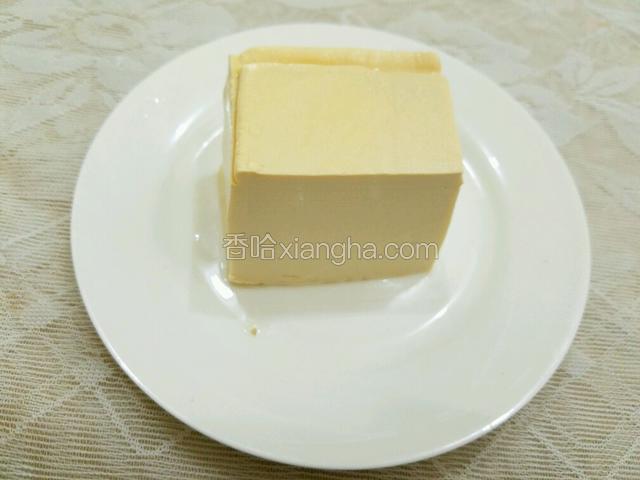 豆腐一块洗干净备用。