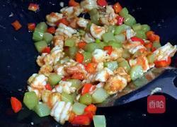 红椒青笋炒虾仁的做法图解8