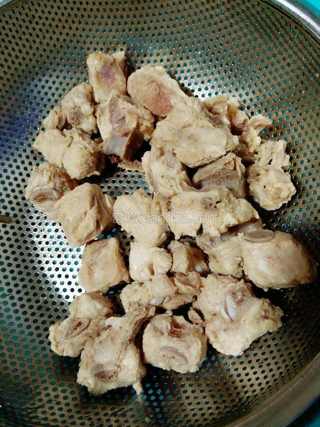 再用冷水洗净，沥干备用。