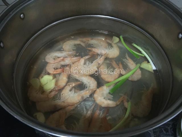 倒入虾煮一分钟至变色