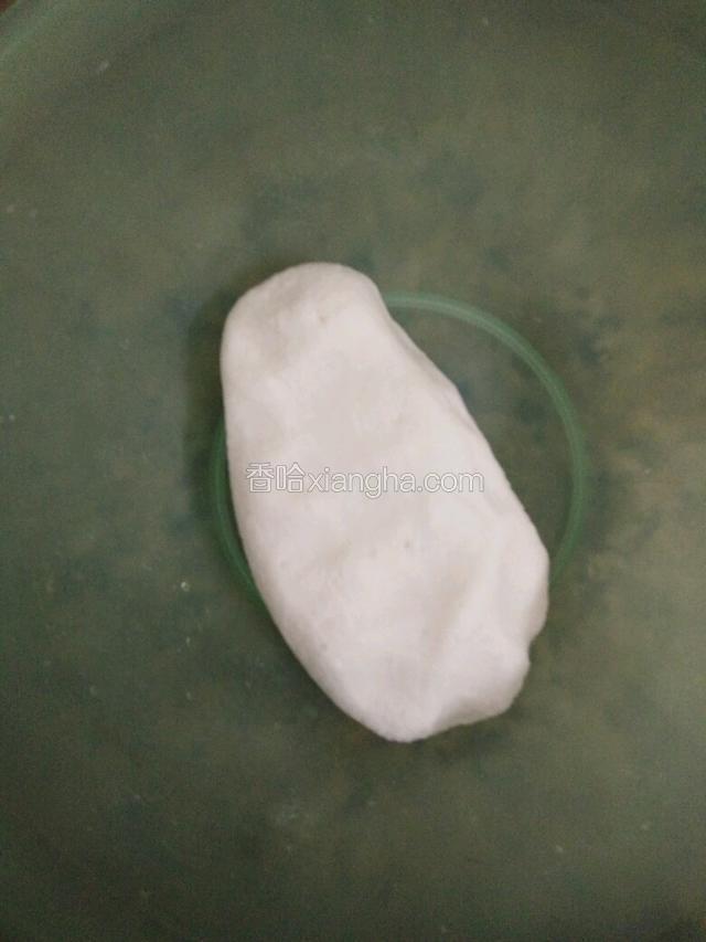 把粉揉成一个粉团，用保鲜膜盖好待用！