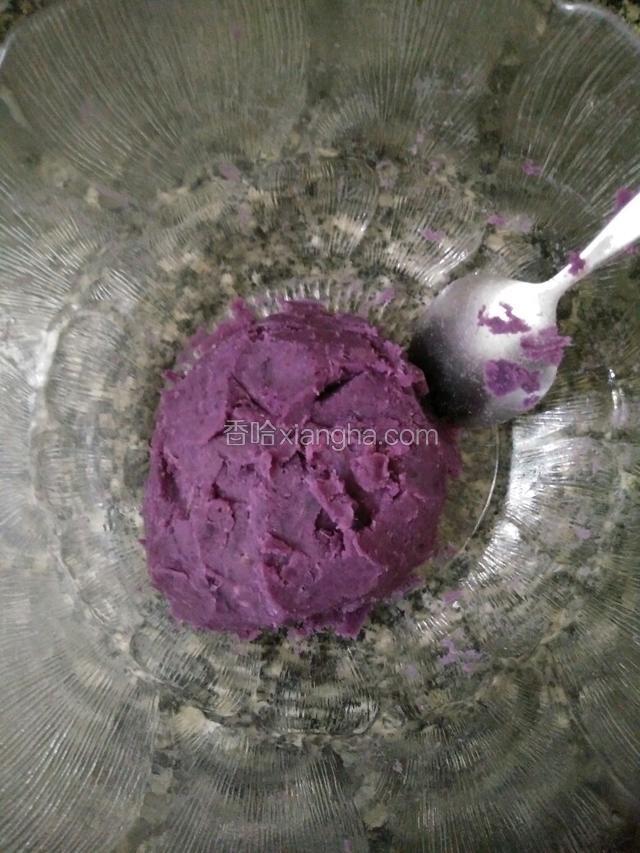 待紫薯凉后加蜜糖拌匀