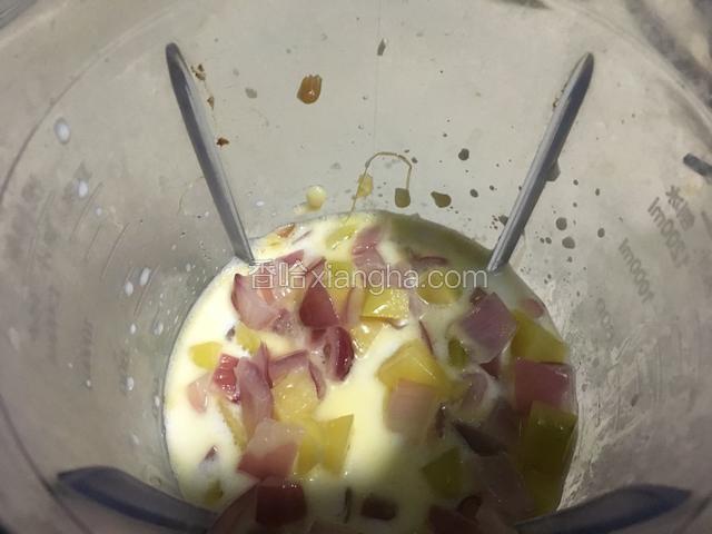 牛奶，玉米，加热后的土豆，葱头一起用料理机打碎