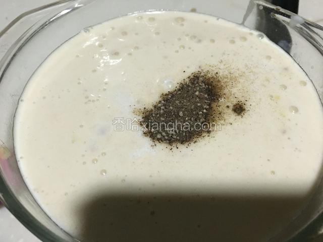 倒出加盐胡椒粉拌匀放入微波炉加热三分钟搞定