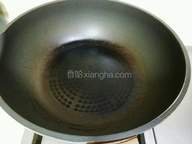 锅中不需要倒油，小火，等锅热