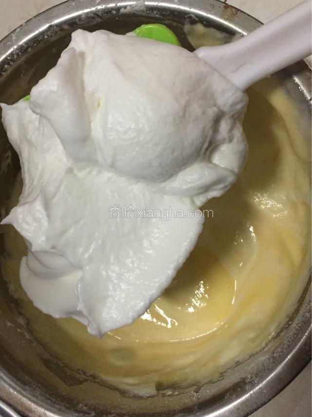 取三分之一打发的蛋清到蛋黄糊里，用切拌或翻拌的手法拌匀