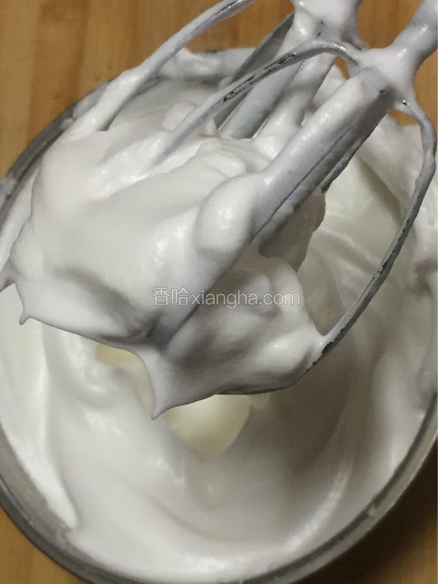硬性的蛋白霜用打蛋器提起可以看到直挺不弯钩的尖角，而且细腻得像打发好的奶油一样，倒扣也不会流下来哦（这个时候预热烤箱，150度上下火）