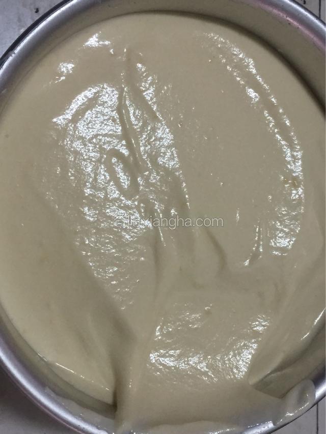 把蛋糕糊倒进六寸的蛋糕模具里，在桌子上震几下，让里面的大气泡消掉