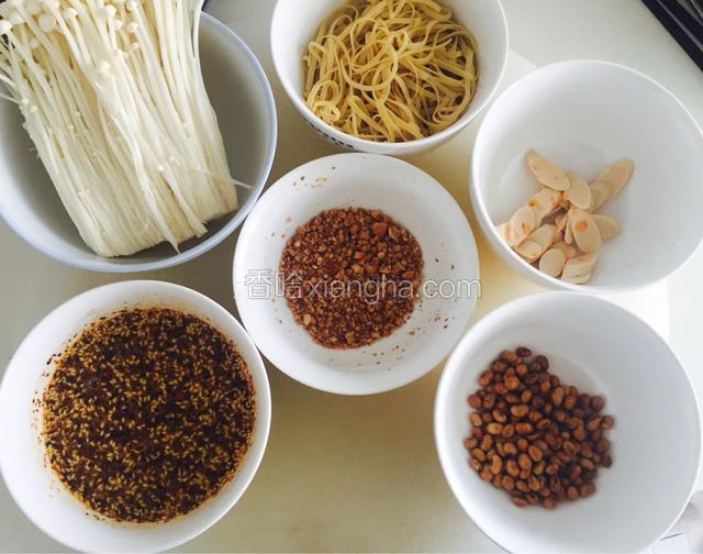 黄豆用油炒熟，花生也用油炒熟打碎，鱼肠切片，芝麻、麻椒粉用热油炸香，另备金针菇，豆腐丝