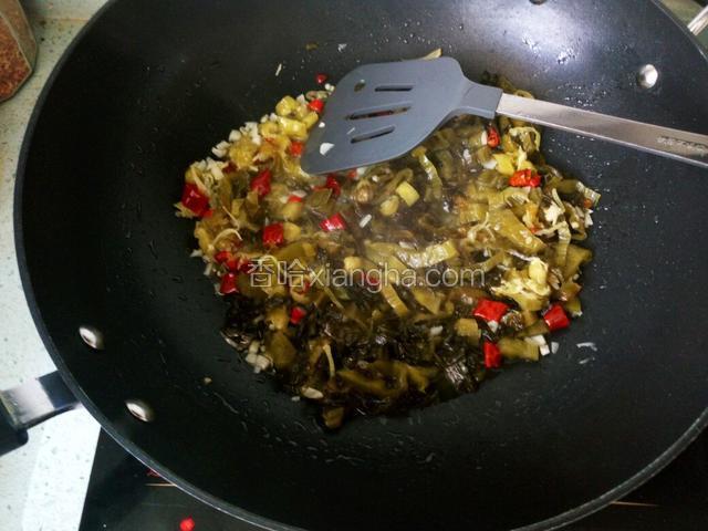 暴香之后放酸菜翻炒。