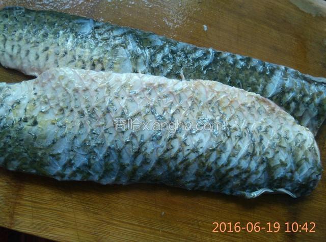 草鱼一条，去骨取鱼肉。