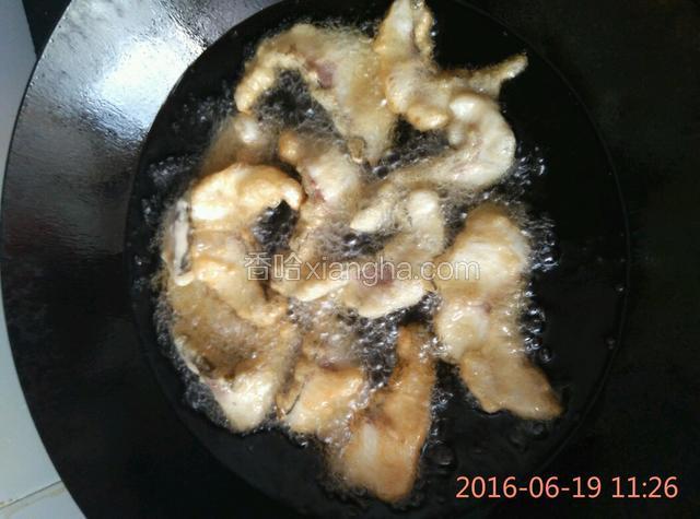油锅烧至8成热，下鱼炸至定型捞起。