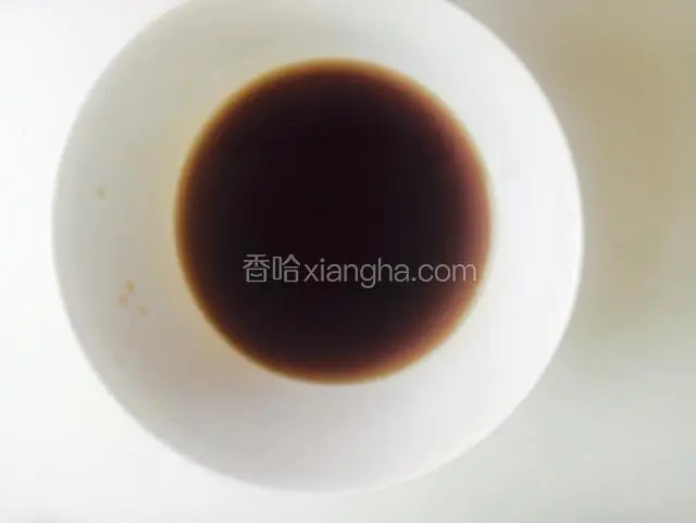 用生抽，白糖，香醋，盐调汁备用