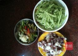 四季豆炒腊猪肠的做法图解1