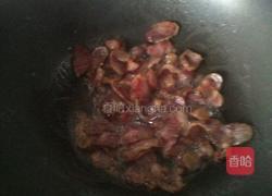 四季豆炒腊猪肠的做法图解2