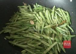 四季豆炒腊猪肠的做法图解3