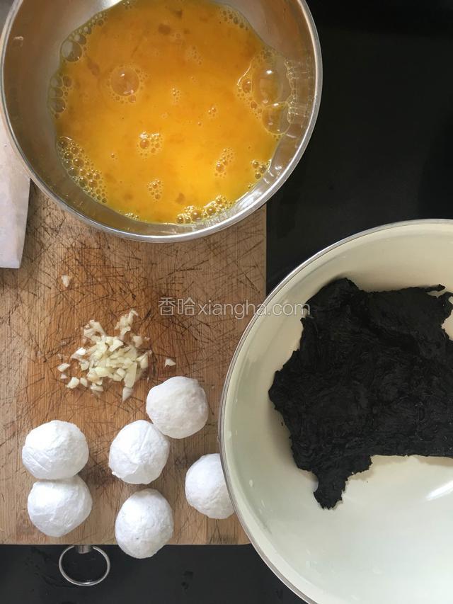 鸡蛋打散，鱼丸紫菜冲洗干净，大蒜拍碎备用。