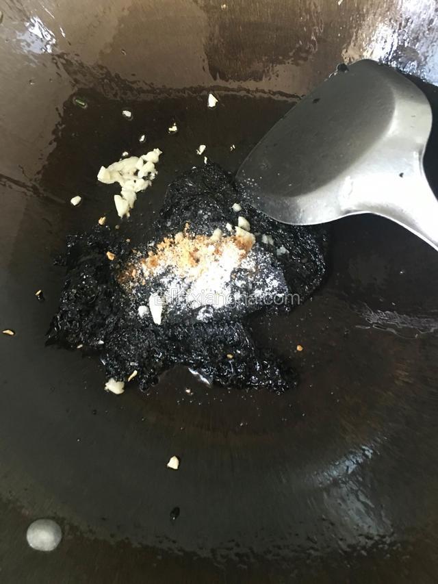油锅烧热。