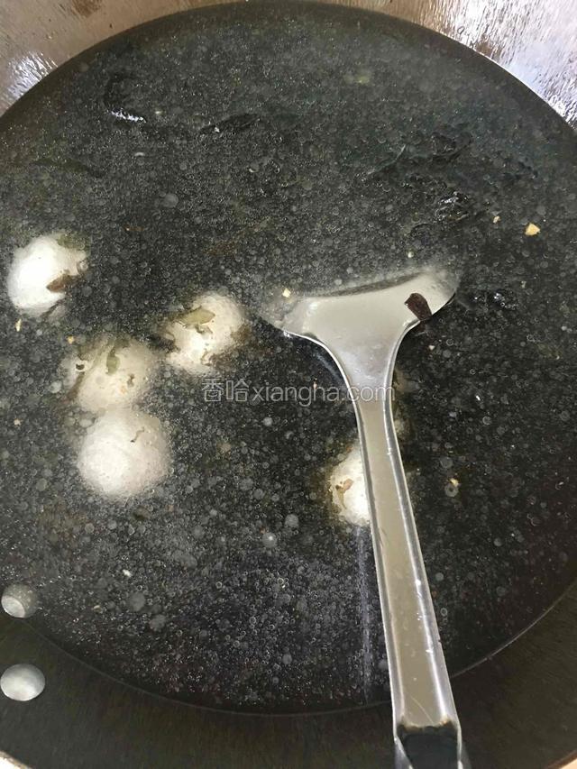 倒入紫菜翻炒，加入适量的鸡精，十三香调味，放入鱼丸，加入适量的清水，大火烧开。