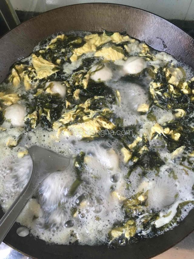 汤煮沸后倒入鸡蛋液，用锅铲翻炒一下。