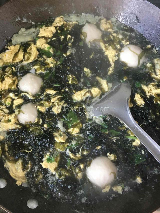 加入适量的盐和料酒调味，撒上香菜末即可。