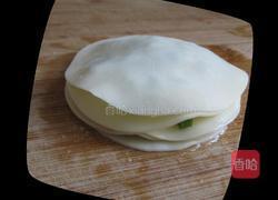 饺子皮葱油饼的做法图解7