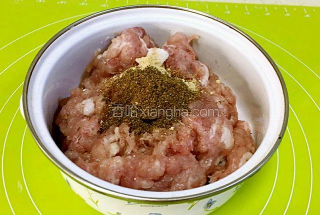 肉馅1斤放入花椒面，生姜面淹渍半小时。打入一个鸡蛋蛋清抓匀。