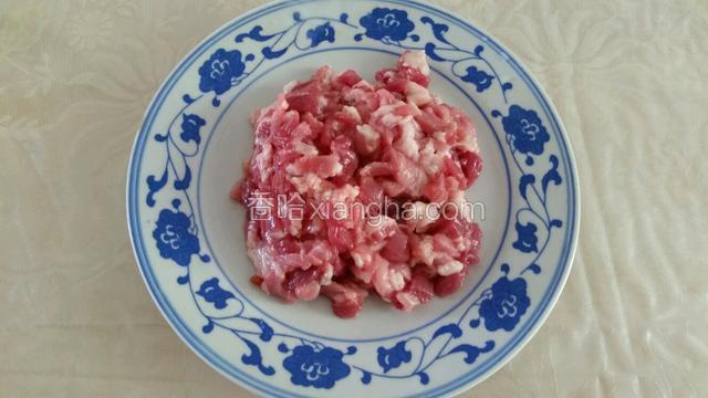 猪肉切丁备用