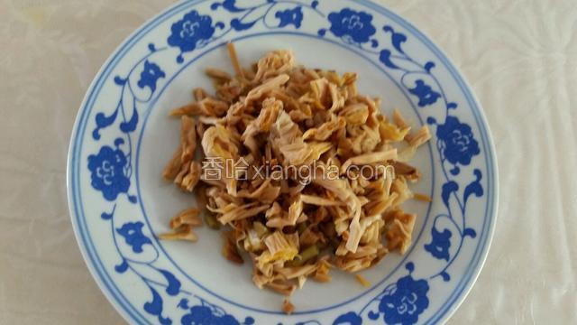 金针菜切丁备用