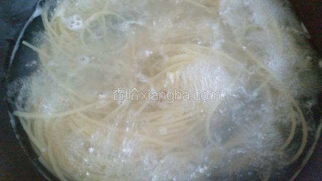 煮锅水开煮意面