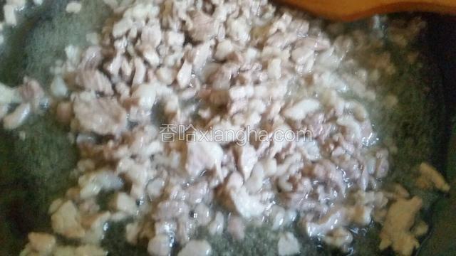 另起一锅油热放入肉丁翻炒