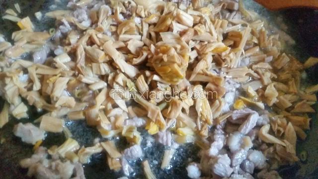 然后放入金针菜翻炒，再放入蒜末