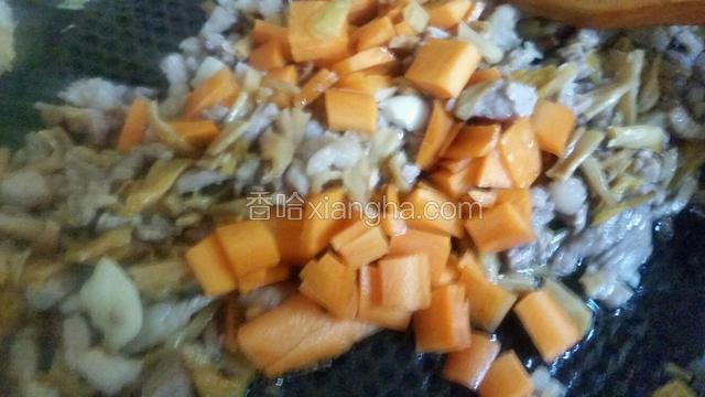 放入胡萝卜丁继续翻炒
